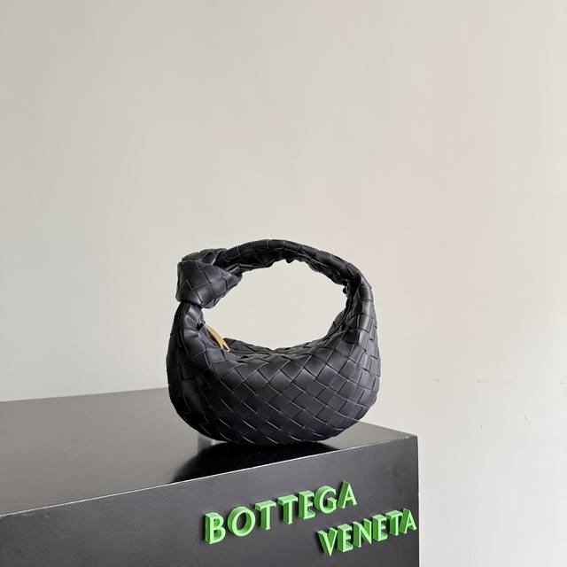 p Bottega Veneta's latest woven knotted Hobo bag. Made of top-grade lambskin, th