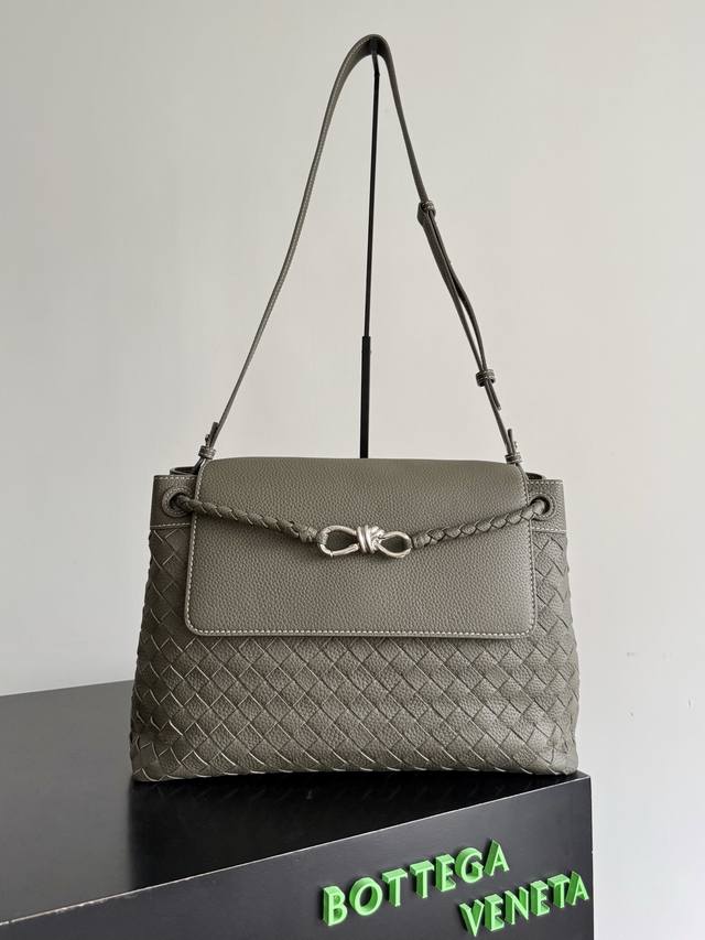 p Bottega Veneta 2025 New Men's Andiamo Handbag. Bottega Veneta's flagship produ