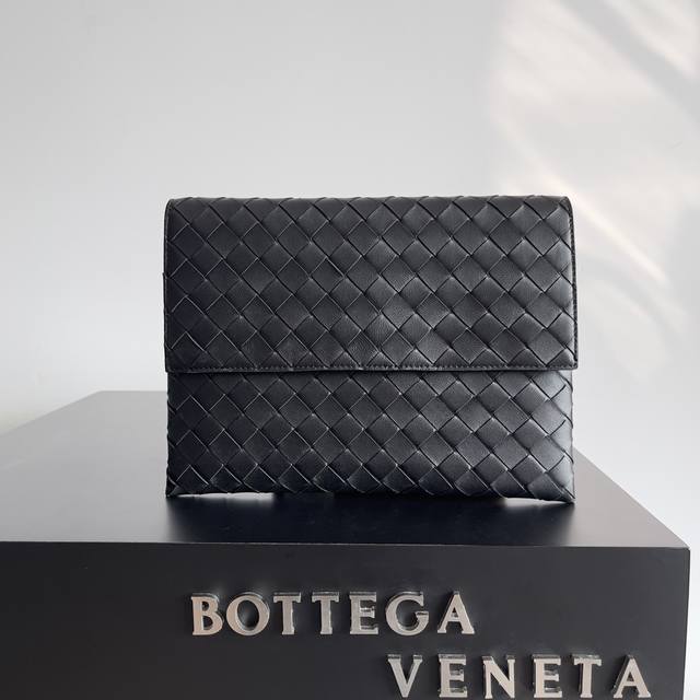 p Bottega Veneta Envelope Clutch One of the must-have clutches, unisex style A m