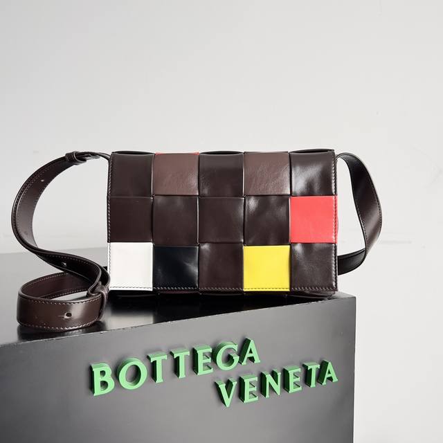 p Bottegaveneta's new Cassette series men's fashion, plaid trend, macaron color
