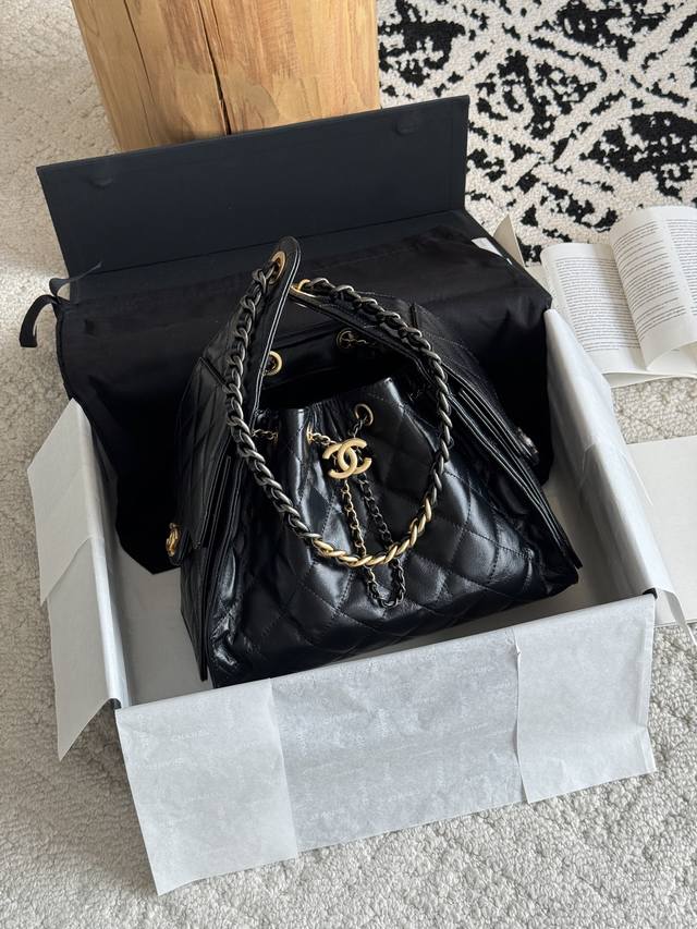 25C Hobo Bag 25Bag 原厂版 本季最爆系列必属25Bag Hobo 采用菱格纹路精致规整，增添立体感与时尚感。整体水桶造型简约大方，线条流畅，兼