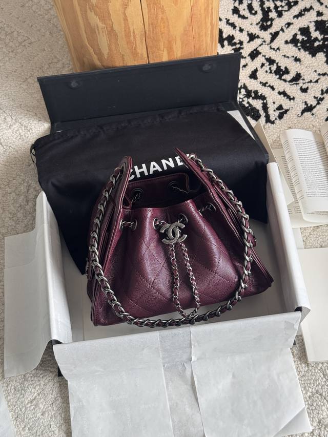 2050 26C Hobo Bag 25Bag Mini 原厂版 本季最爆系列必属25Bag Hobo 采用菱格纹路精致规整，增添立体感与时尚感。整体水桶造型简