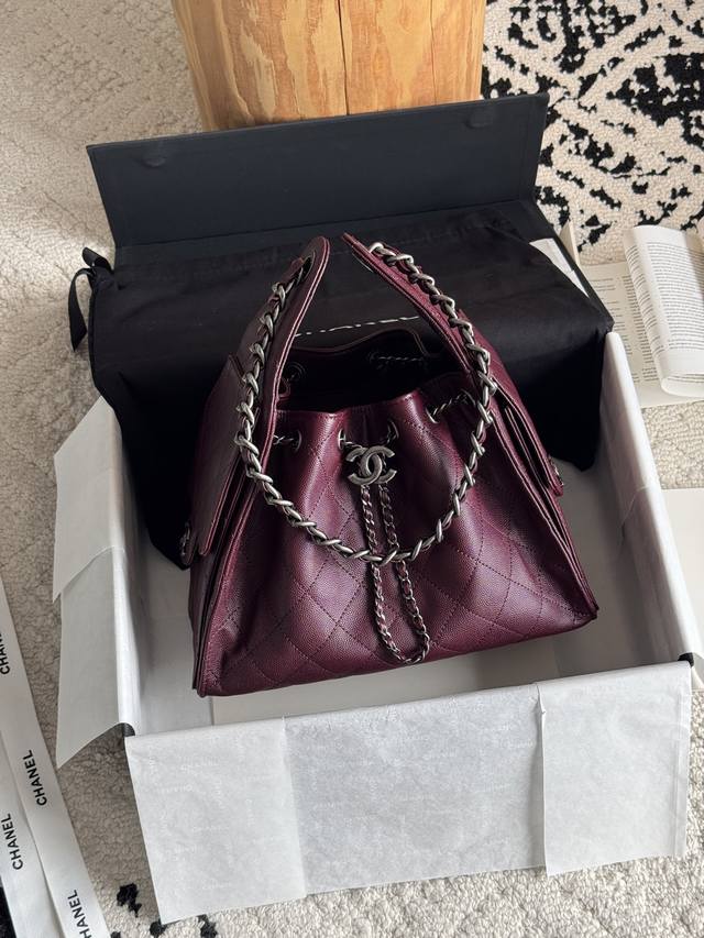 2180 25C Hobo Bag 25Bag 原厂版 本季最爆系列必属25Bag Hobo 采用菱格纹路精致规整，增添立体感与时尚感。整体水桶造型简约大方，线
