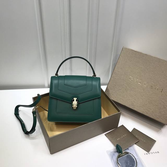 小号1500 宝格丽 新款三层珐琅蛇头包小号B38329 原单品质进口顶级Box皮定制原单五金点缀Serpenti黑色和白色珐琅浅金镀金蛇首形搭扣双眼镶嵌孔雀绿