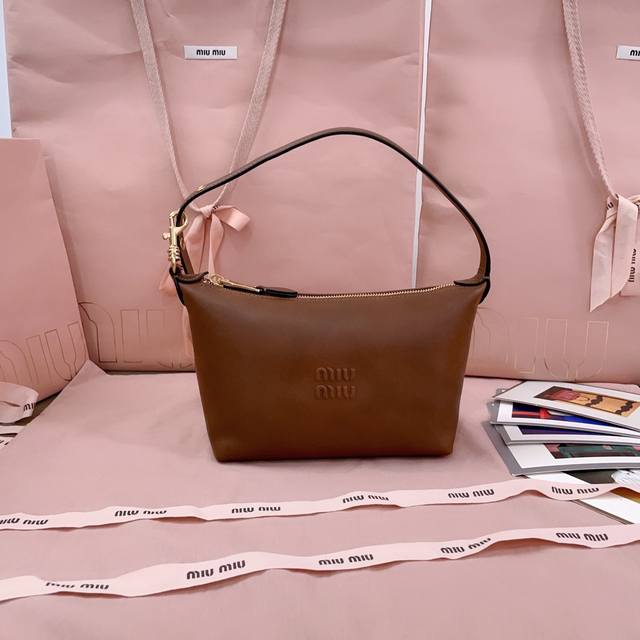 1210Miumiu缪缪 新品饭盒包5Ne841，复古做旧植柔羊皮，正面标志性 Miu金额Logo，棉布内里，超轻，容量大，怎么搭都好看，一年四季都适用，尺寸：