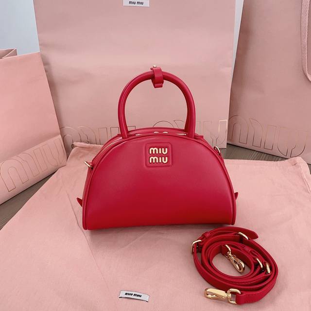 大号1550 Miumiu缪缪 新品走秀款饺子包5Bb157，官网主推，今年绝对爆款式，采用顶级进口小牛皮，时尚半圆设计，包身精致立体有型，风格百变，适配度很高