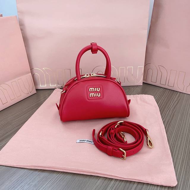 小号1370 Miumiu缪缪 新品走秀款饺子包，5B，官网主推，今年绝对爆款式，采用顶级进口小牛皮，时尚半圆设计，包身精致立体有型，风格百变，适配度很高，日常