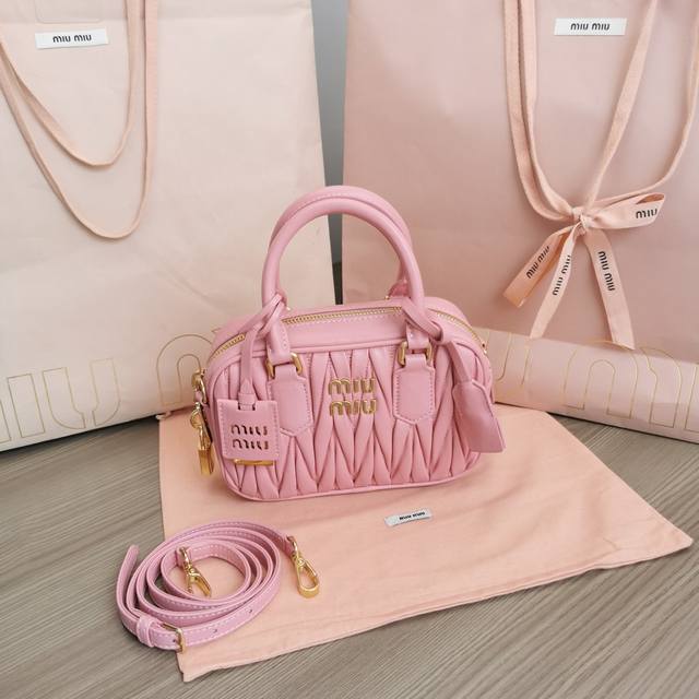 小号 1790 Miumiu缪缪 新品Too pretty保龄球手袋5Bb123，采用进口小羊皮经典品牌标志性Matelasse纹理绣花，复古磨砂五金，保留了应