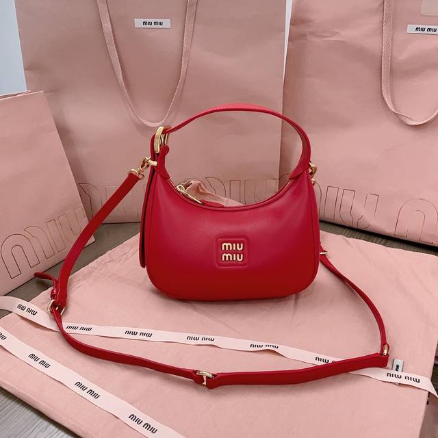 大号1460 Miumiu缪缪 新品走秀款Hobo包包5Bc161，官网主推，今年绝对爆款式，采用顶级进口小牛皮，时尚蜻蜓线条设计，包身精致立体有型，风格百变，