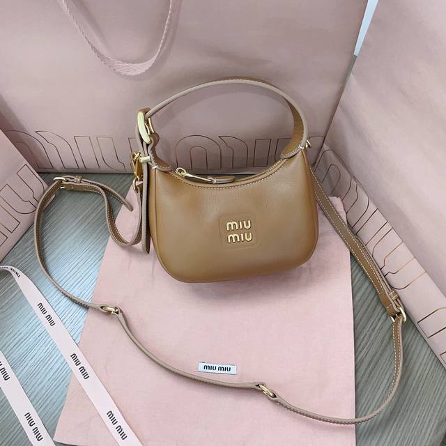 小号1330 Miumiu缪缪 新品走秀款Hobo包包5B，官网主推，今年绝对爆款式，采用顶级进口小牛皮，时尚蜻蜓线条设计，包身精致立体有型，风格百变，适配度很