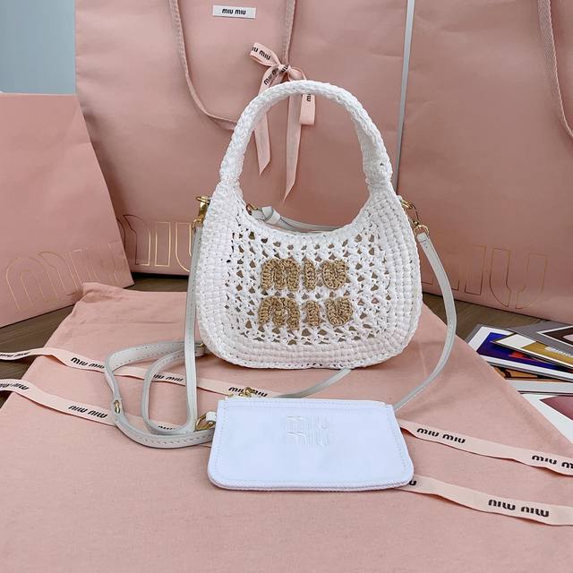 1500Miumiu缪缪 新品 Wander手袋5Bc125，季季推陈出新，已成为Miu系列的经典代表作之一，最新夏日编织包，订制日本进口拉菲草，非市面普通pp