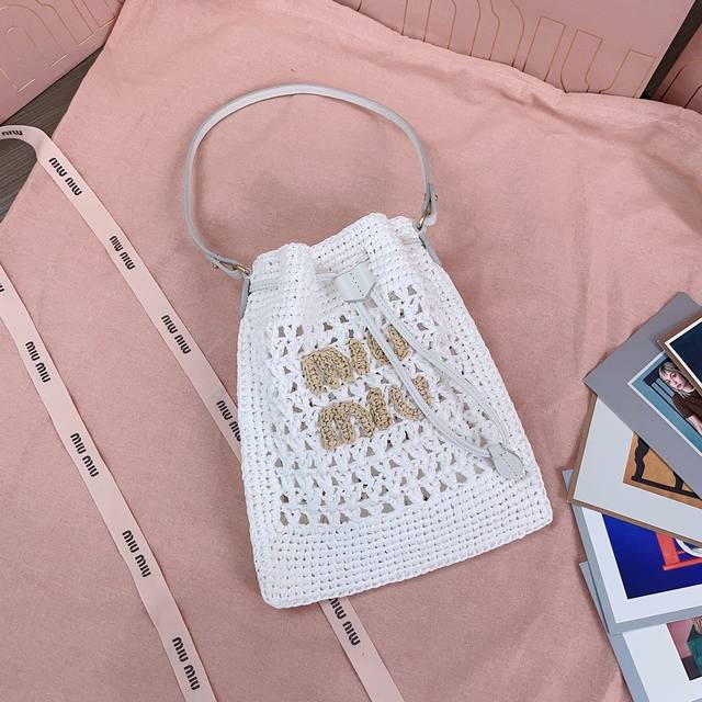 1300Miumiu缪缪 新品福袋编织包5Nd016，订制日本进口拉菲草，非市面普通pp草，材质与正品无差异，包包整体小巧精致，搭配皮革肩带实用性更佳，夏日出门