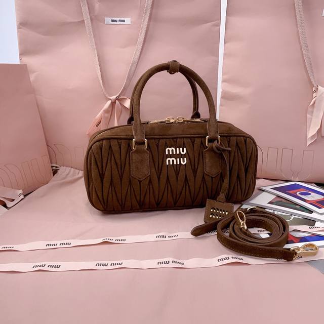 大号 1760 Miumiu缪缪 新品保龄球包包5Bb148，官网主推，今年绝对爆款式，顶级进口小羊皮，Miu家独具风格Matelasse图案，包身精致立体有型
