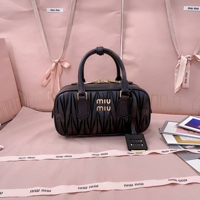 小号 1730 Miumiu缪缪 新品保龄球包包5Bb142，官网主推，今年绝对爆款式，顶级进口小羊皮，Miu家独具风格Matelasse图案，包身精致立体有型