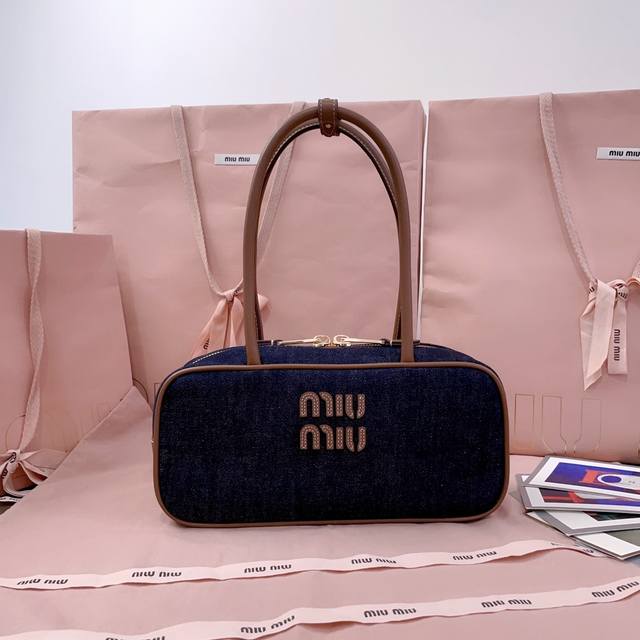 1500Miumiu缪缪 新品帆布保龄球5Bb173，采用全新帆布面料搭配高级平纹小牛皮，大胆创新的设计完美诠释了Miu不拘一格，潇洒随意包容的人生态度，这款包