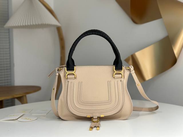 中号1400 Chloe克洛伊 新品Marcie 手提包， 五金上依然复古做旧-全新升级、手腕采用进口小羊皮、内里反绒皮制作而成。此款已经是专柜Chloe这个牌