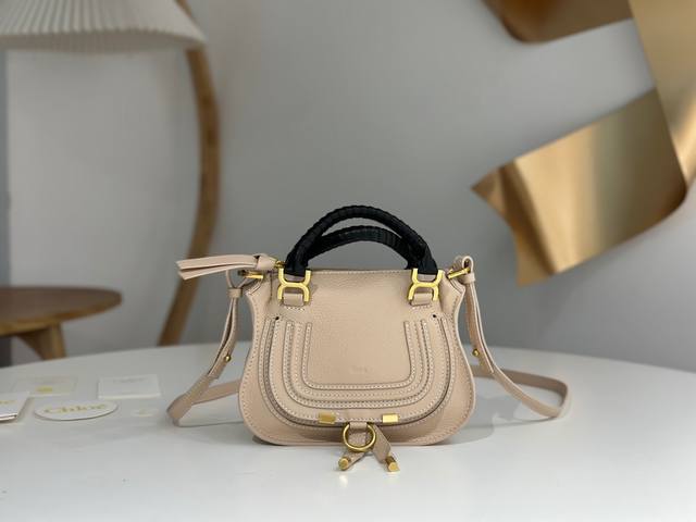 小号1300 Chloe克洛伊 新品Marcie 手提包， 五金上依然复古做旧-全新升级、手腕采用进口小羊皮、内里反绒皮制作而成。此款已经是专柜Chloe这个牌
