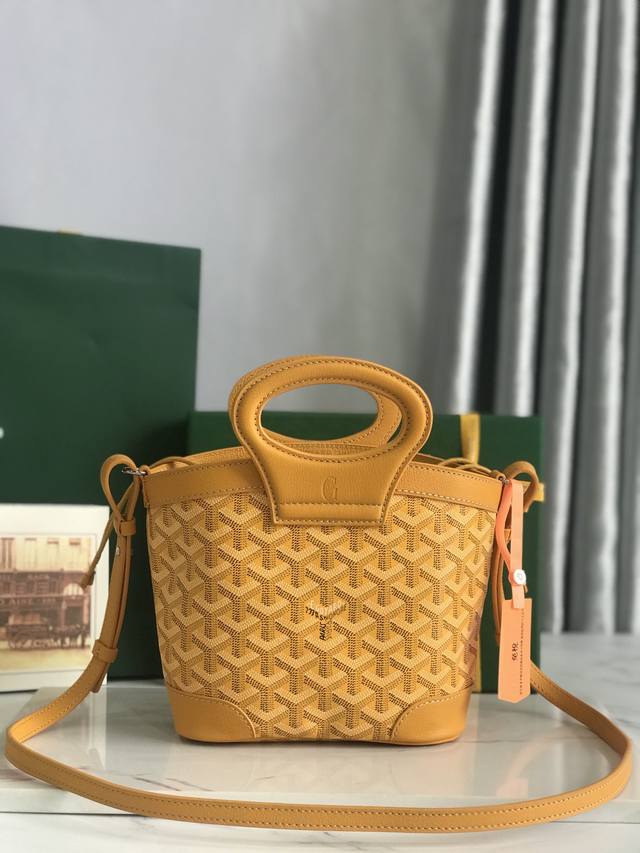 1170 The Goyard bag is casually elegant, lightweight, and practical. The cotton-