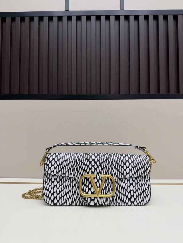 新品批 520 Valentino 早春系列# 经典包袋升级,占据街头焦点。 标志性铆钉点缀包身与包带,再来点新颜色瞧瞧,解锁无限搭配可能! 金属链条和细腻皮革 新品批 520 Valentino 早春系列# 经典包袋升级,占据街头焦点。 标志性铆钉点缀包身与包带,再来点新颜色瞧瞧,解锁无限搭配可能! 金属链条和细腻皮革