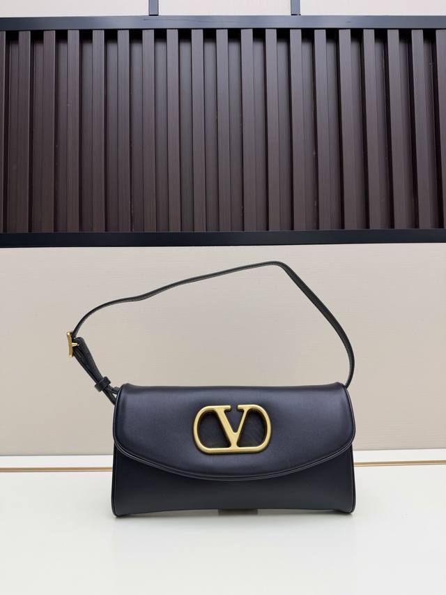新款 Valentino Garavani Devain 小号羊皮革肩背手袋,配以金属 Vlogo Signature细节。这款手袋可手提亦可肩背。 复古黄铜做 新款 Valentino Garavani Devain 小号羊皮革肩背手袋,配以金属 Vlogo Signature细节。这款手袋可手提亦可肩背。 复古黄铜做