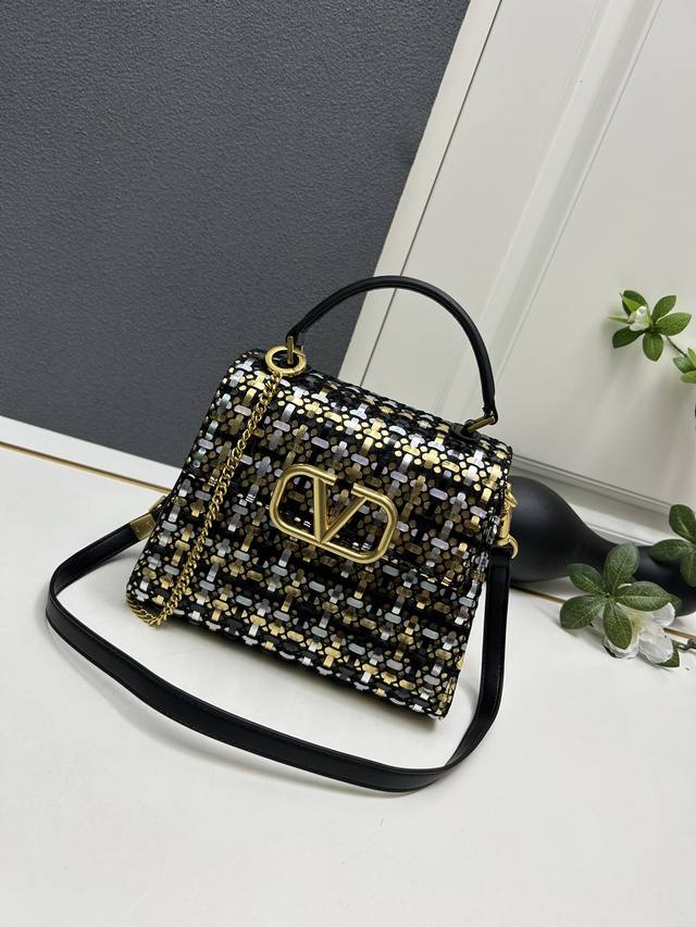 750¥pp¥pp 原单,Valentino 年春夏托特包系列~ 托特包采用天然编织打造,纯手工制作,交织形成的空隙营造出清透质感,点缀皮革手柄、肩带 ,配以金 750¥pp¥pp 原单,Valentino 年春夏托特包系列~ 托特包采用天然编织打造,纯手工制作,交织形成的空隙营造出清透质感,点缀皮革手柄、肩带 ,配以金