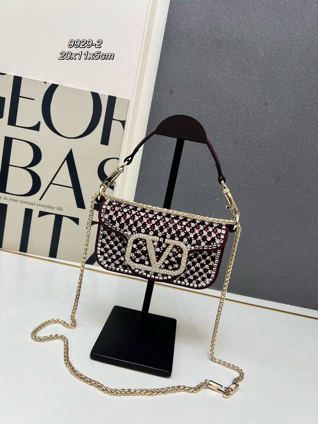 770¥pp Valentino Garavani Mini Loco手袋饰有施华洛世奇仿水晶和Vlogosignature磁扣。得益于可拆卸提手和滑动链条的设 770¥pp Valentino Garavani Mini Loco手袋饰有施华洛世奇仿水晶和Vlogosignature磁扣。得益于可拆卸提手和滑动链条的设