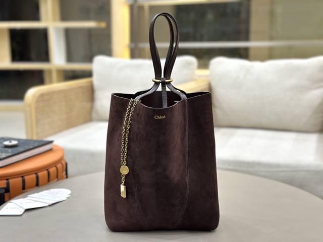 中号1510 伊家 新品Spin系列麂皮磨砂托特包！ Chloe Spin包袋此次采用最新麂皮拼接进口粒面皮革，质感柔软细腻有层次。金色圆环+链条挂饰，品牌辨识