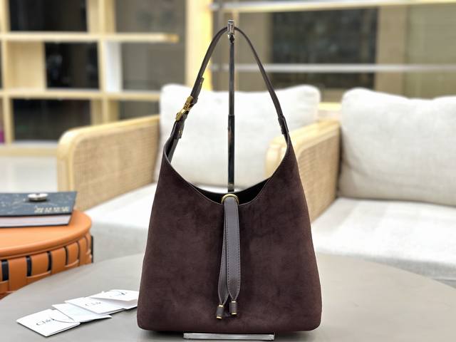 小号1630 伊家 新品麂皮新Hobo包上市！！！ Chloe这款麂皮Hobo包超有秋冬氛围感，手感柔软细腻，高丝光顶级反绒皮搭配牛皮饰边和金属扣件，复古又优雅
