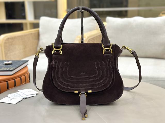 大号1510 伊家 新品 Marcie马鞍包！ Chloe经典Marcie马鞍包，最新搭配麂皮+小牛皮手柄，黄铜配件超有质感 大号 1199: 36*28*12