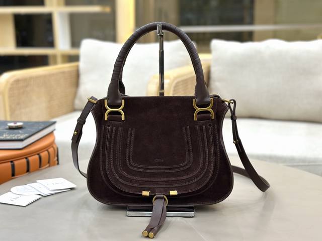 中号1460 伊家 新品 Marcie马鞍包！ Chloe经典Marcie马鞍包，最新搭配麂皮+小牛皮手柄，黄铜配件超有质感 大号 1199: 36*28*12