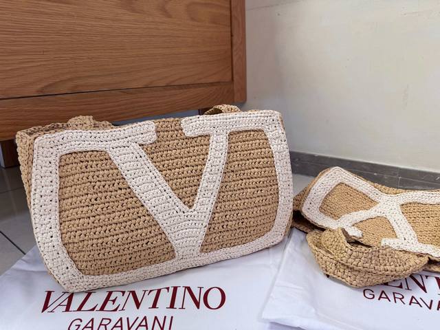 大号1300 华伦天奴 新品 Garavani Bags 2025春夏新款拉菲草手袋2045， 小号：26X18X7Cm 大号：34X24X9Cm