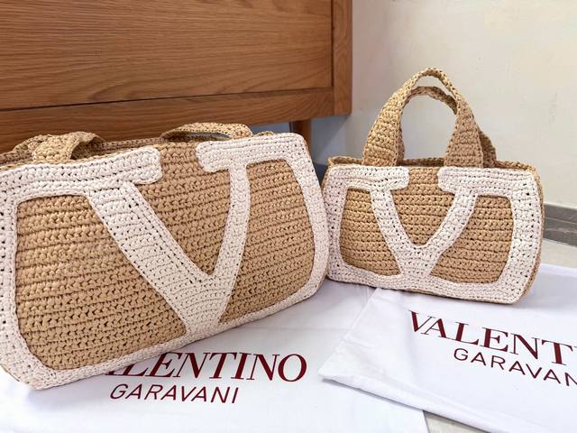 小号1200 华伦天奴 新品 Garavani Bags 2025春夏新款拉菲草手袋2045， 小号：26X18X7Cm 大号：34X24X9Cm