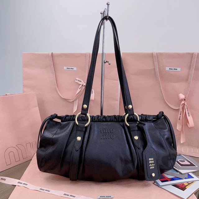 1730 Miumiu缪缪 新品中古腋下饺子包5Bg289，全新植柔羊皮满满复古怀旧风情，搭配钢质做旧金属五金配件，质感高级典雅，袋口采用抽绳束口设计，细密的皱