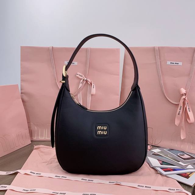 1640 Miumiu缪缪 新品Hobo包包5Bc151，采用顶级进口小牛皮，时尚蜻蜓线条设计，包身精致立体有型，大尺寸上身效果更加休闲随性洒脱，风格百变，适配