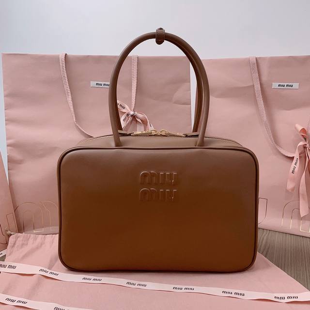 1910 Miumiu缪缪 新品手腕加长款保龄球包5Bb117，采用顶级进口小牛皮，皮质光滑细腻柔软，棉质缎面衬里，这款包包很酷，定格精致的多功能设计，融合男装