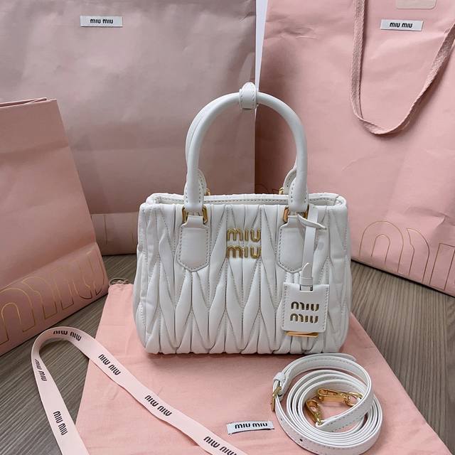 1660 Miumiu缪缪 新品手袋5Ba259，采用顶级进口Cioquel软羊皮，经典压纹绣花，可拆卸可调节皮革长斜挎带，正面同色金属徽标，缎面衬里，圆形双提