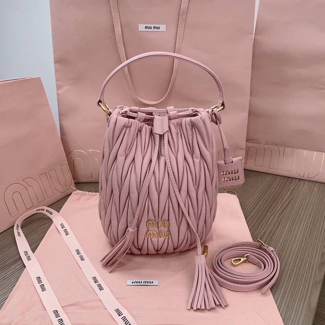 大号 1600 Miumiu缪缪 新品手袋5Be084，采用进口小羊皮经典品牌标志性Matelasse纹理绣花，复古磨砂五金，袋口抽绳收缩设计，包型整体硬挺有型