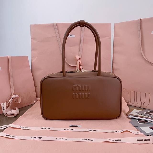 1760 Miumiu缪缪 新尺寸公文包5Bb172，采用顶级进口小牛皮，皮质光滑细腻柔软，棉质缎面衬里，这款包包很酷，定格精致的多功能设计，融合男装和女装元素