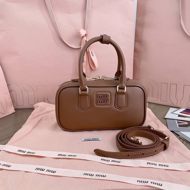 迷你1430 Miumiu缪缪 新品迷你保龄球包5B，这款Arcadie皮革迷你手袋传递出将对当前现实的反思转化独特版型的时尚理念，轻软包设计让手袋看起来更为饱