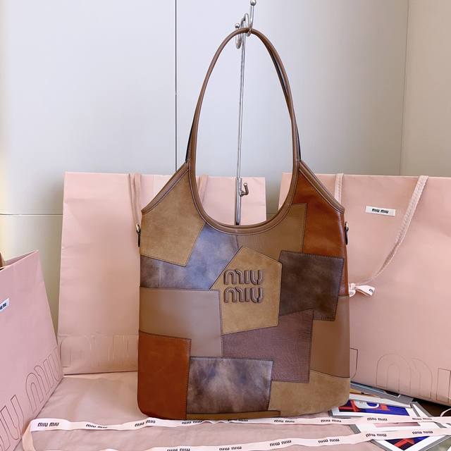1640 Miumiu缪缪 新品伊势丹限定托特包5Bg231，重手工制作，多种皮质拼接而成，大胆创新的设计完美诠释了 Miu不拘一格，潇洒随意包容的人生态度，今