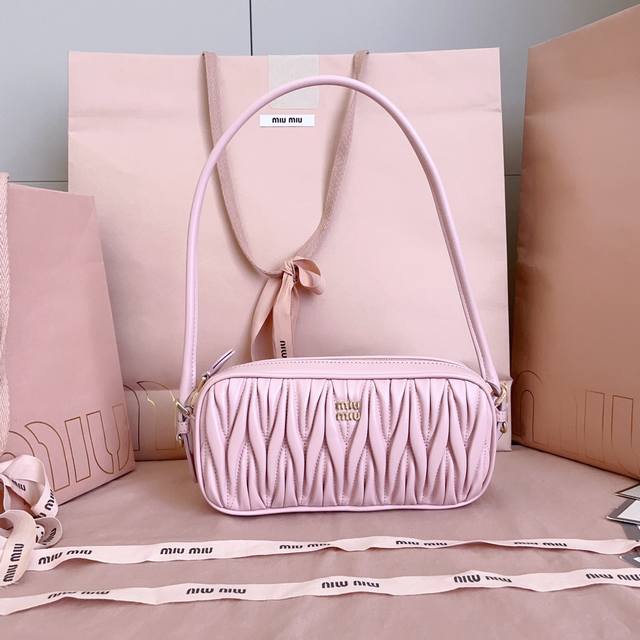 1340 Miumiu缪缪 新品限量款麻将包5Ne024，采用高品质进口小羊皮，经典Matelasse 纹理绣花，更显复古时髦，风格简约时尚，为日常衣橱增添百搭