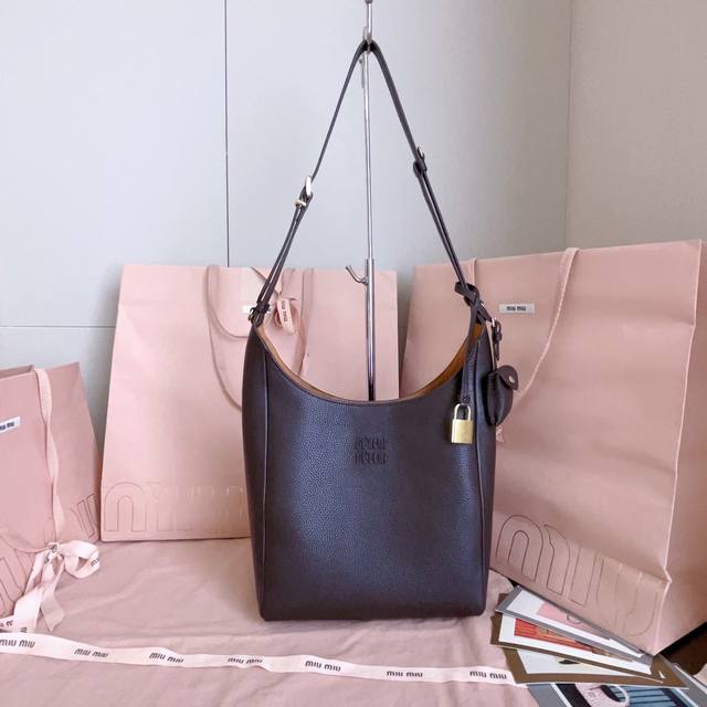 大号1600 Miumiu缪缪 日本快闪新品托特包5Be098，顶级进口牛皮，皮面质感高级，优雅复古，包身软而不塌，搭配金属锁头挂件，气质随性慵懒，甜酷风格拉满