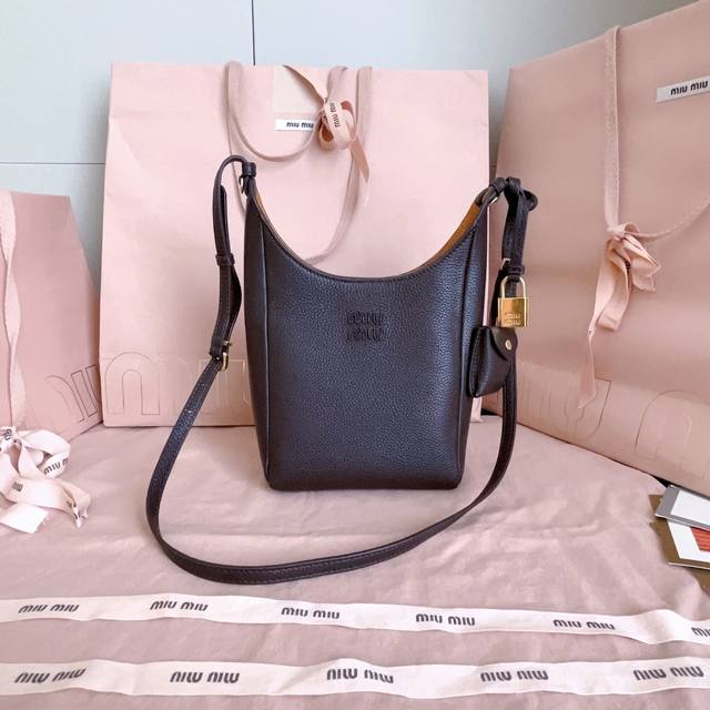 小号1430 Miumiu缪缪 日本快闪新品托特包5Be099，顶级进口牛皮，皮面质感高级，优雅复古，包身软而不塌，搭配金属锁头挂件，气质随性慵懒，甜酷风格拉满