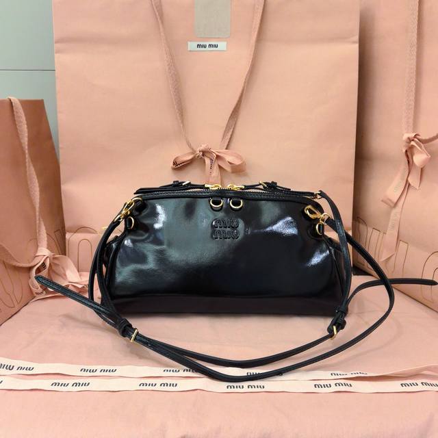 大号1600 Miumiu缪缪 新品特色款式贝壳双肩包5Bf130，精致细腻小牛皮，简约线条结合时装秀的灵感和现代女性气质，在风格实验和精致多样性之间取得了平衡