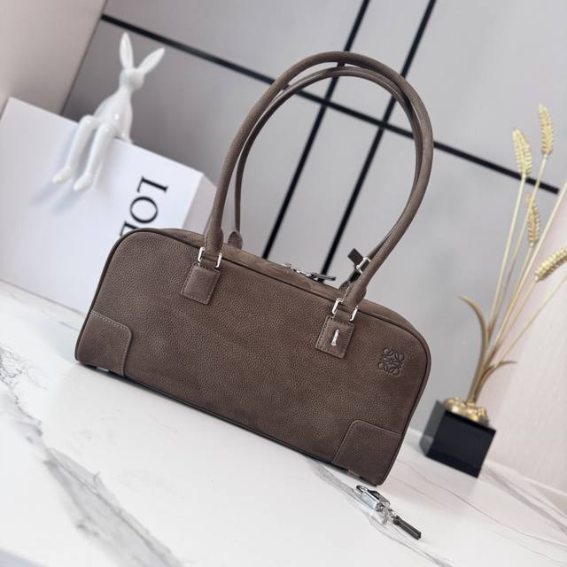 1700 Loewe's new grained calfskin panta Amazona Cropped handbag presents a class