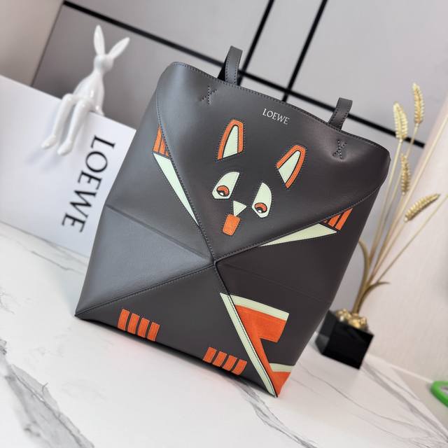 1660 Loewe's new small glossy calfskin Fringe Cat puzzle Fold Tote bag features