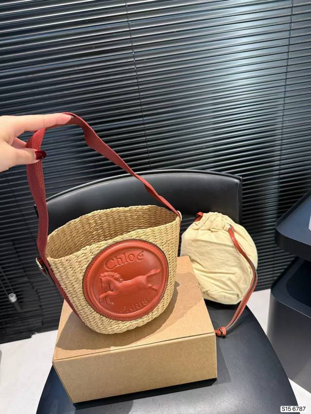 290配飞机盒 Chloe草编包～～ 简单搭配的包袋，非常大气。搭配衣服也是毫无难度。尺寸：14 17货号6787
