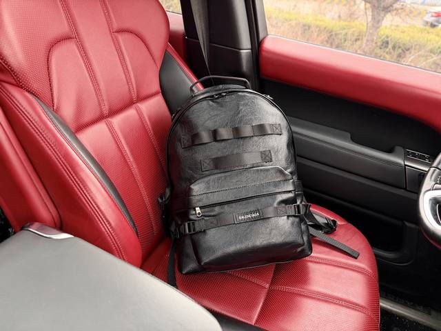 高端货 新款 “ Balenciaga ”巴黎世家双肩包巴黎世家双肩学生书包 Balenciaga巴黎世家 巴黎世家 徽标贴片正面贴袋可拆卸肩带书包背包 小牛皮
