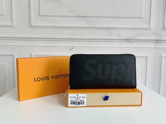 顶级原版M67541 60017单拉 在全新 Monogram 花纹中融入 Supreme 标志性的长方形 Box Logo，除了两大时尚符号的强强合作，本次特