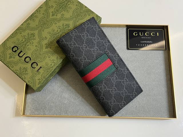 310 . 升级原版 此款西装皮夹采用Gg pvc 皮革 配牛皮 Supreme高级人造帆布打造，配以品牌红蓝织带条纹。尺寸：19X10 型号：408836